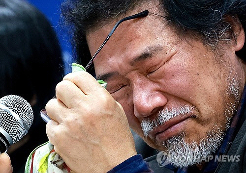 15일 서울시교육청에서 올해 1월 사망한 상명대부속초 기간제 교사의 아버지가 유가족 입장을 밝히던 중 눈물을 흘리고 있다. 서울시교육청 공익제보센터는 이날 유가족과 함께 기자회견을 열고 고인의 사망 관련 조사 결과를 발표했다. 지난 1월 기간제 교사가 극단적 선택을 한 사건을 조사한 결과 학부모의 과도한 민원과 협박, 폭언이 있었던 것으로 확인됐다. [연합뉴스]